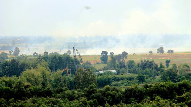 Từ th&aacute;p canh, thu v&agrave;o tầm mắt cả khu rừng tr&agrave;m, xa xa m&ugrave;a kh&oacute;i đốt đồng nghi ng&uacute;t &ndash; Ảnh: XU&Acirc;N LỘC